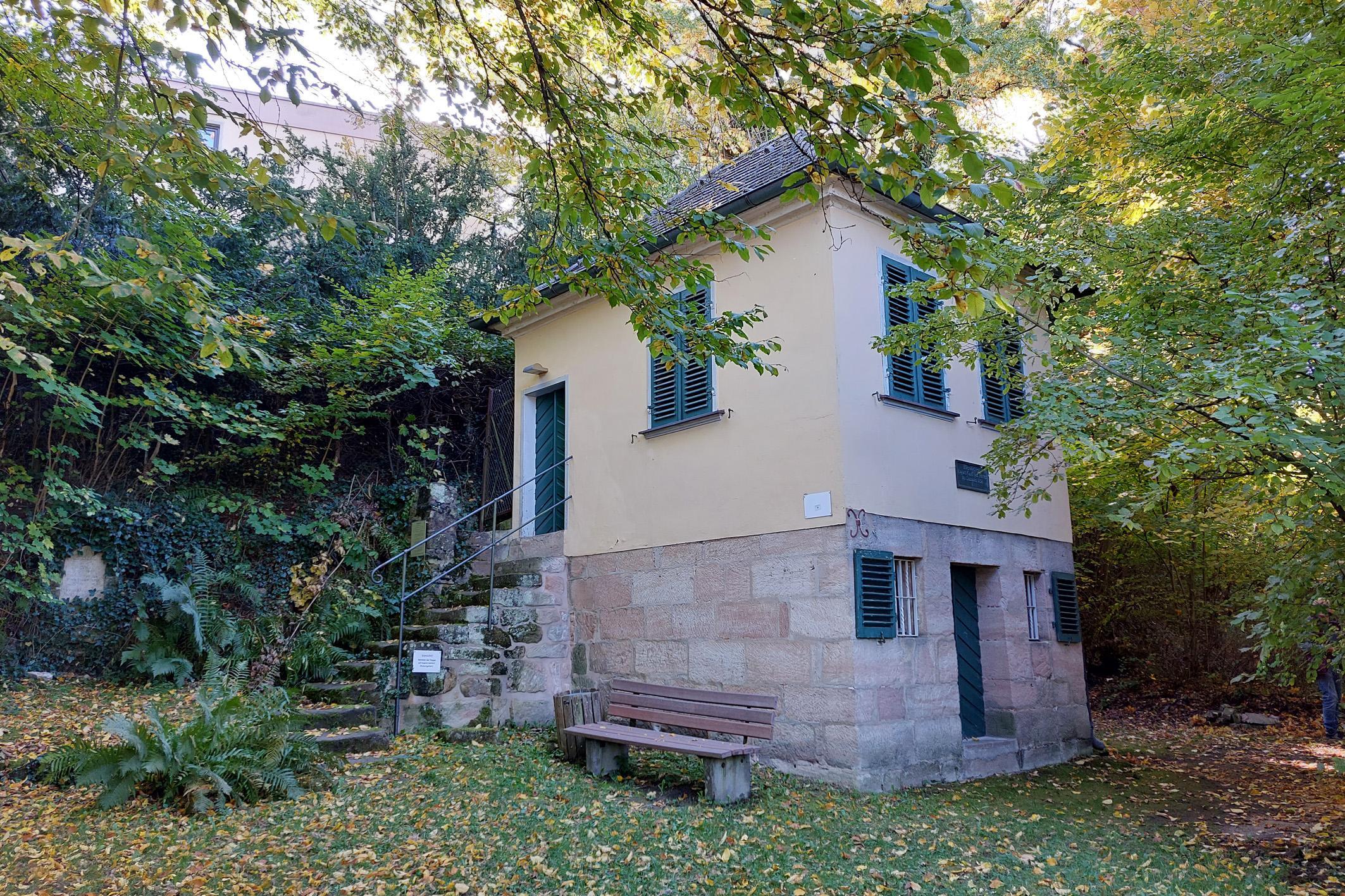 Das Platenhäuschen am nördlichen Hang des Burgbergs.