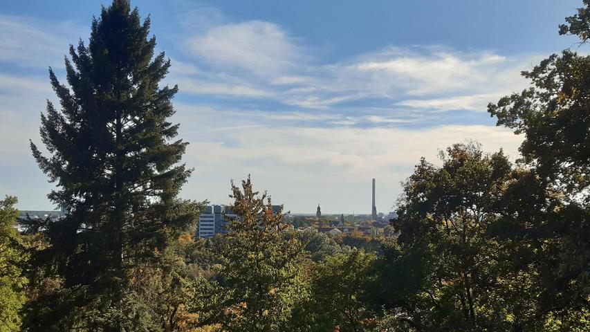 Blick vom Heinrich-Kirchner-Skulpturengarten über die Erlanger Innenstadt.