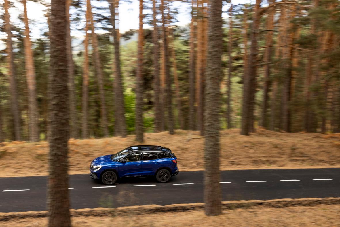 Daneben gibt es zwei Mildhybride. Die kleinere Ausbaustufe leistet 103 kW/140 PS und kostet ab 29.900 Euro. Die stärkere mit 116 kW/158 PS ist ab 35.400 Euro zu haben.