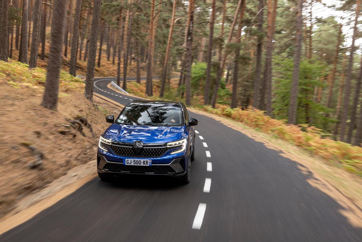 Anteil an der Agilität des Austral haben unter anderem die mitlenkenden Hinterräder, eine technische Besonderheit in dieser Klasse.