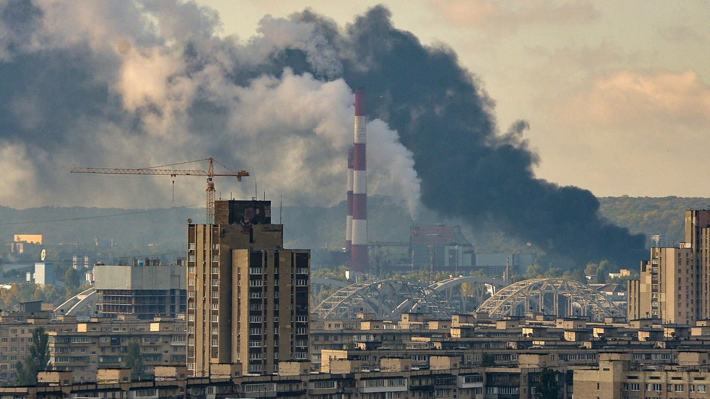 Nach Raketenangriffen steigt schwarzer Rauch über Kiew auf.