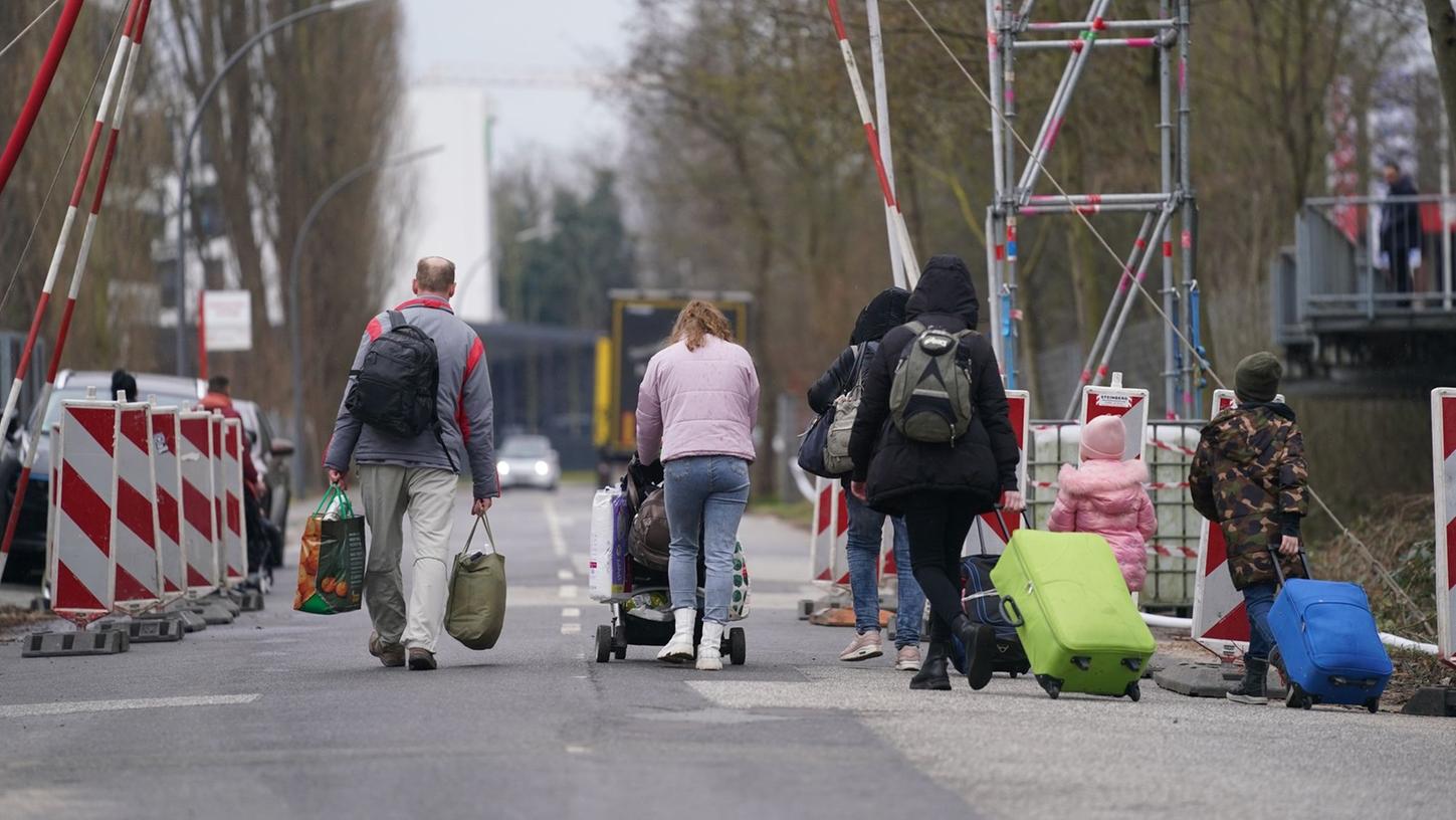 Die Mehrzahl der Flüchtlinge, die derzeit in Deutschland Schutz suchen, kommen aus der Ukraine. Auch im Kreis Roth machen sie rund 75 Prozent der Schutzsuchenden aus: 913 von aktuell 1195. Die Mehrzahl der Flüchtlinge, die derzeit in Deutschland Schutz suchen, kommen aus der Ukraine. Auch im Kreis Roth machen sie rund 75 Prozent der Schutzsuchenden aus: 913 von aktuell 1195.
