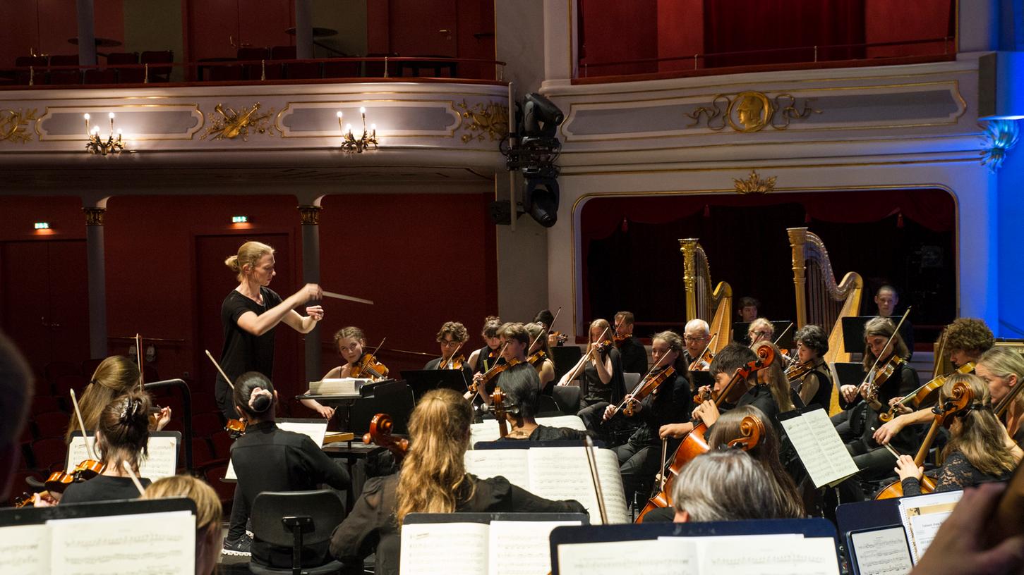 Da wurde noch geprobt: Joana Mallwitz mit der Jungen Staatsphilharmonie im Nürnberger Opernhaus.