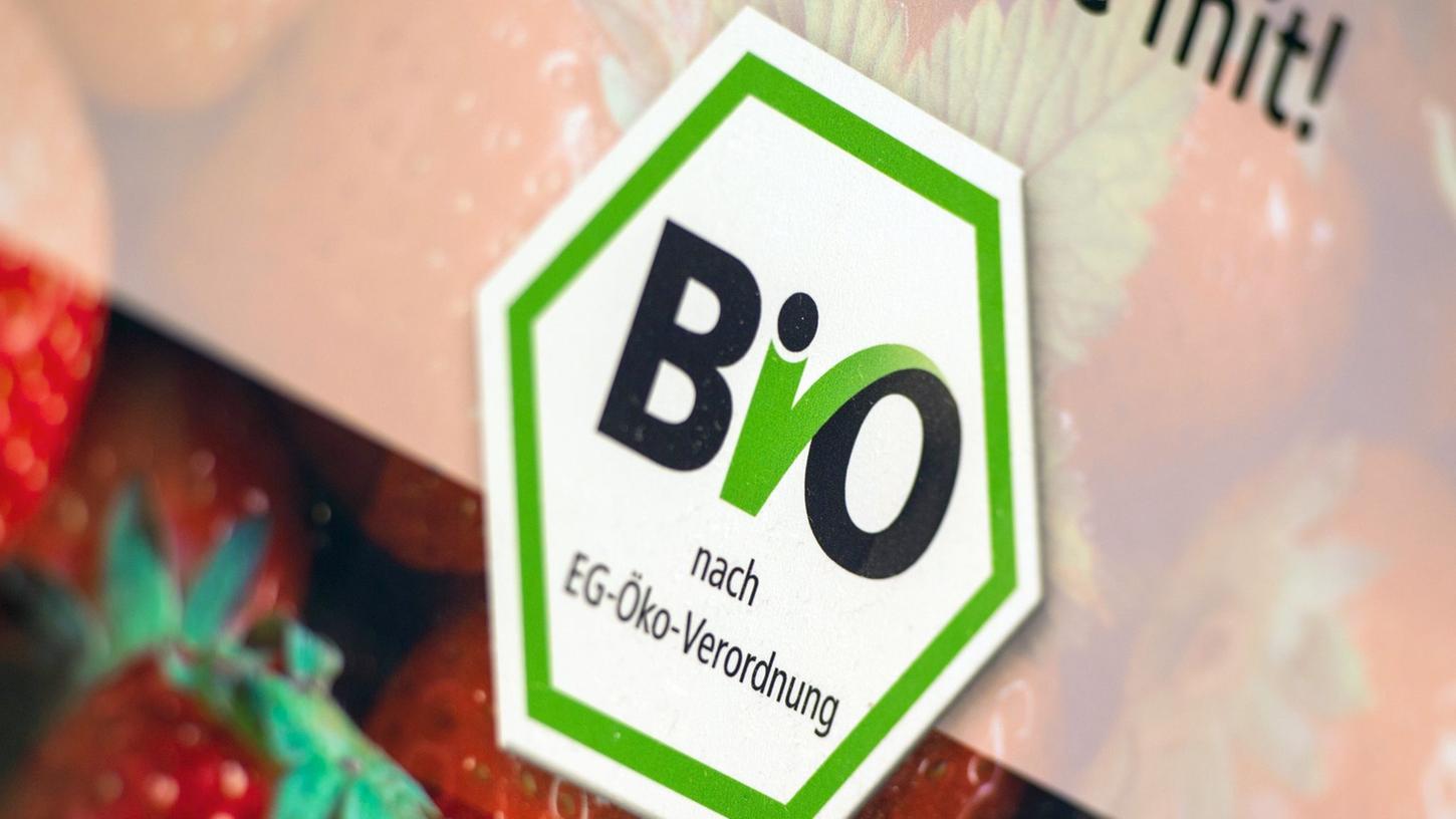 Angesichts der hohen Inflation werden Biolebensmittel immer häufiger im "normalen" Supermarkt oder beim Discounter gekauft. Angesichts der hohen Inflation werden Biolebensmittel immer häufiger im "normalen" Supermarkt oder beim Discounter gekauft.
