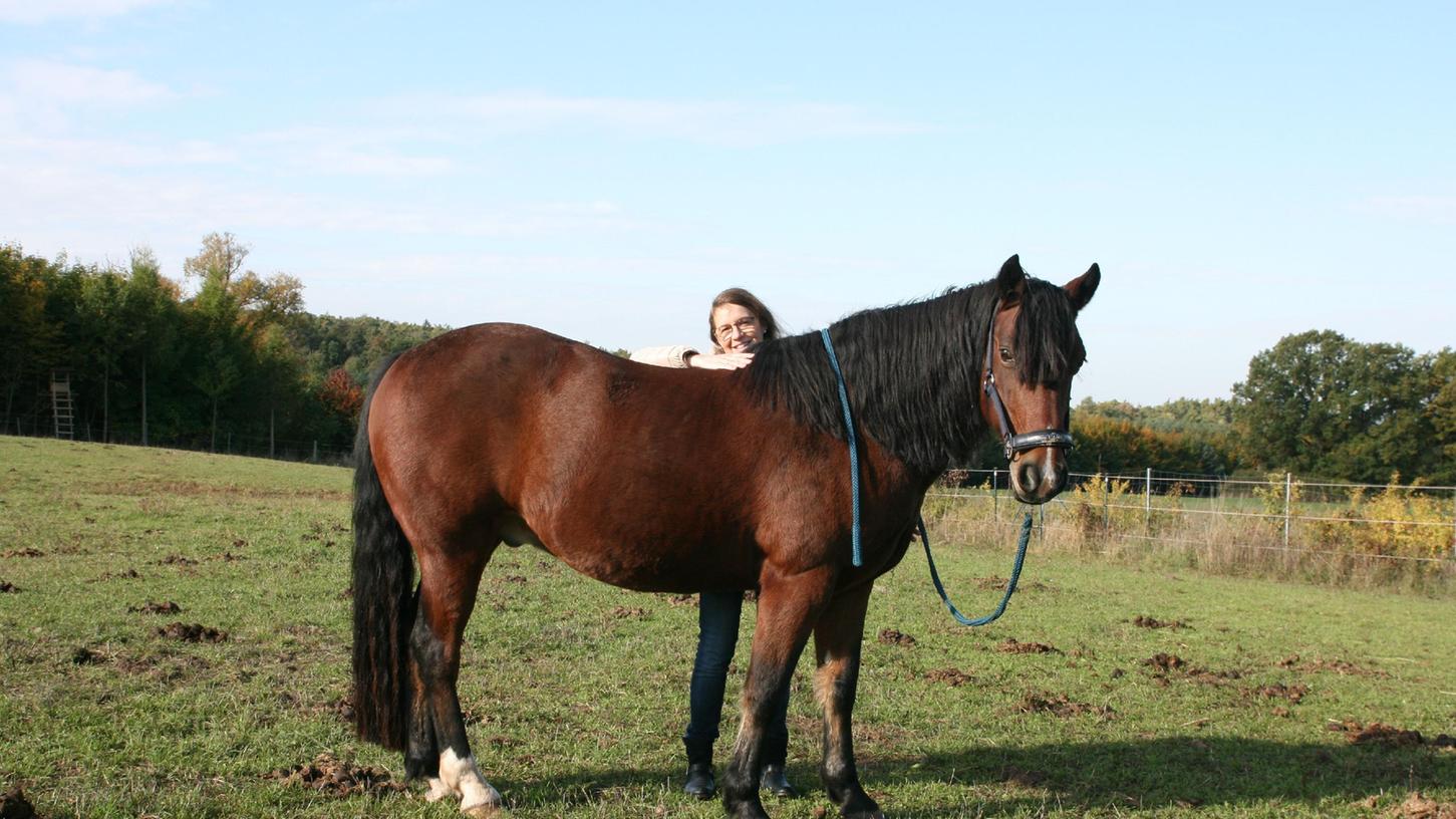 Katrin Hansen vom Bärnhof Heppstädt ist neue Kreisbäuerin in Erlangen-Höchstadt. Hier ist sie mit ihrem Pferd Bobby zu sehen.