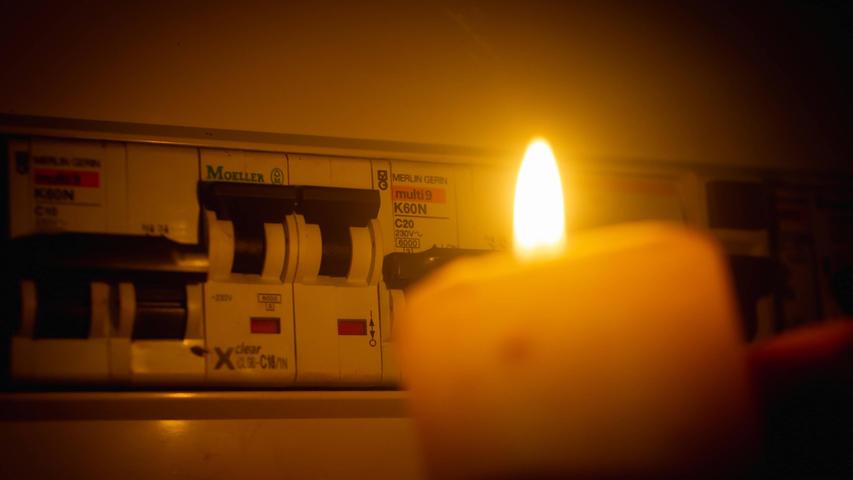 Fällt der Strom aus, gehen weder Beleuchtung noch technische Geräte in Büros - außer, es gibt ein Notstromaggregat. Das ist beispielsweise in Krankenhäusern der Fall. (Symbolfoto)