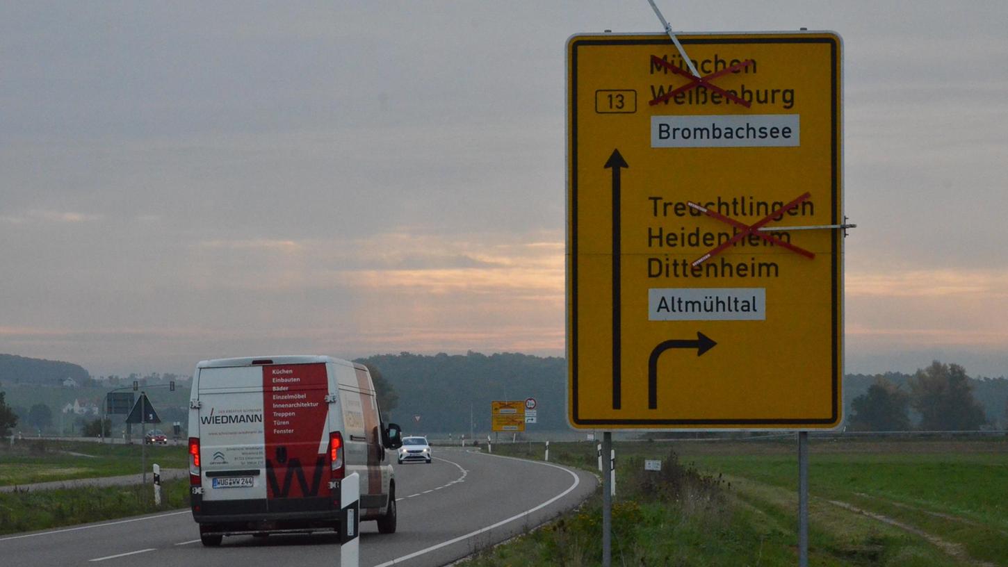 Verwirrend: Für Ortsunkundige war kurz hinter Unterasbach eine Weiterfahrt kaum möglich, wenn sie sich von dem Straßenschild leiten ließen. Immerhin auf der B13 in Richtung Weißenburg kann der Verkehr demnächst wieder fließen.   