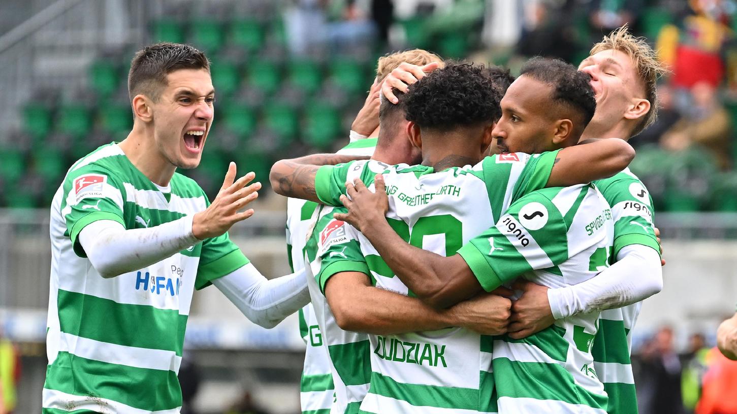 "Die Mannschaft macht einen sehr guten Eindruck und wächst als Team zusammen", findet Geschäftsführer Rachid Azzouzi. Das war beim Kleeblatt in dieser Saison anscheinend nicht immer so. "Die Mannschaft macht einen sehr guten Eindruck und wächst als Team zusammen", findet Geschäftsführer Rachid Azzouzi. Das war beim Kleeblatt in dieser Saison anscheinend nicht immer so.