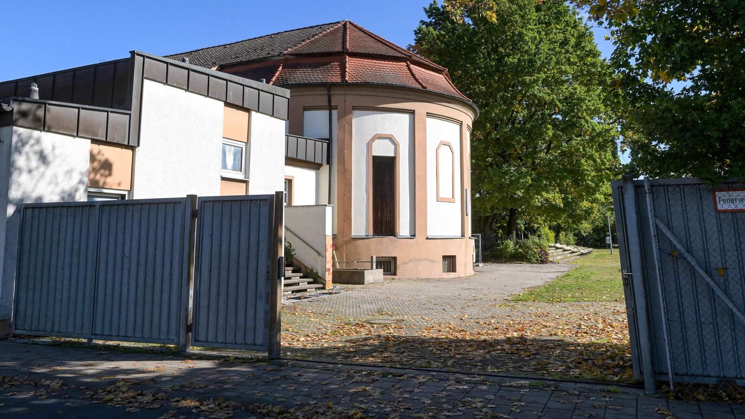 Dass das Philosophenviertel rund um die alte Jahnhalle nun doch noch kommt? Das Projekt steht auf Messers Schneide. Dass das Philosophenviertel rund um die alte Jahnhalle nun doch noch kommt? Das Projekt steht auf Messers Schneide.
