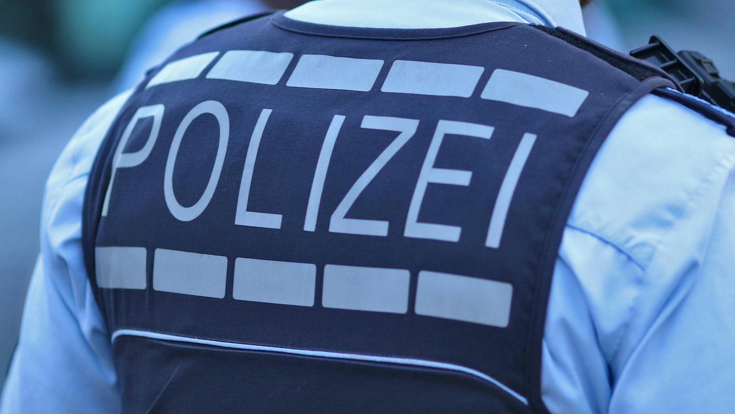 In Regenburg wurden zwei Polizeibeamten bei der Festnahme eines alkoholisierten Mannes leicht verletzt.