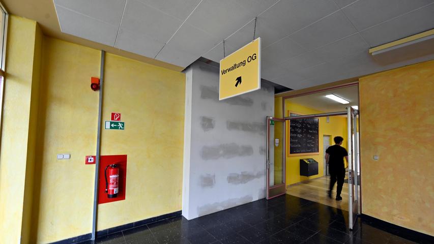Im Eingangsbereich der Schule: Dort, wo die weiße Interimswand ist, wird später einmal der Eingang ins Atrium sein.