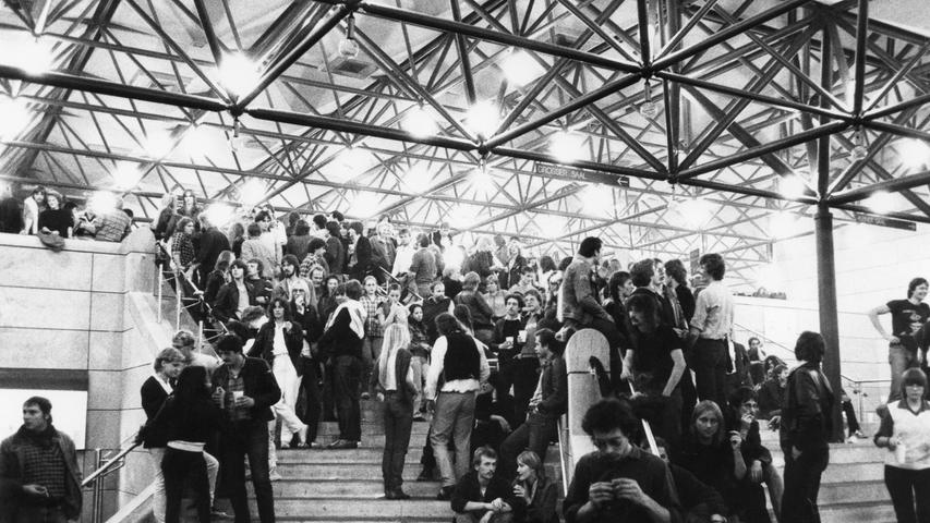 „Stau auf der Treppe: Zahlreiche Besucher verfolgten das Konzert von den Stufen aus, um die Bands auf der tiefliegenden Bühne sehen zu können.“ Die neue Stadthalle bestand wenige Tage nach ihrer Eröffnung auch den Rock-Test, wenngleich, wie die FN weiter schrieben, noch nicht alle akustischen Probleme gelöst waren.