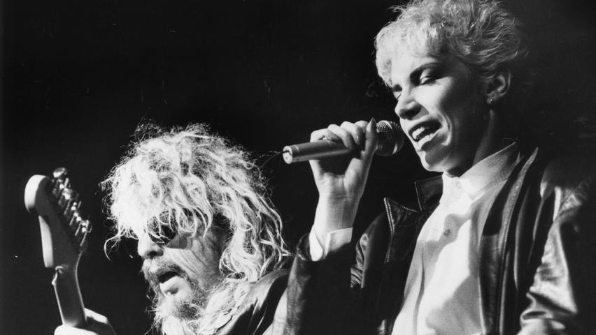 Die Eurythmics (Annie Lennox und Dave Stewart) bei ihrem Auftritt in der Stadthalle im Dezember 1986.