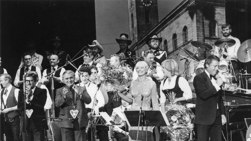Anfang Oktober 1982 drehte sich das „Fürther Kärwa-Karussell“, mit dabei Elke Sommer und Evi Kurz, die eine spritzige Show auf die Beine stellten.