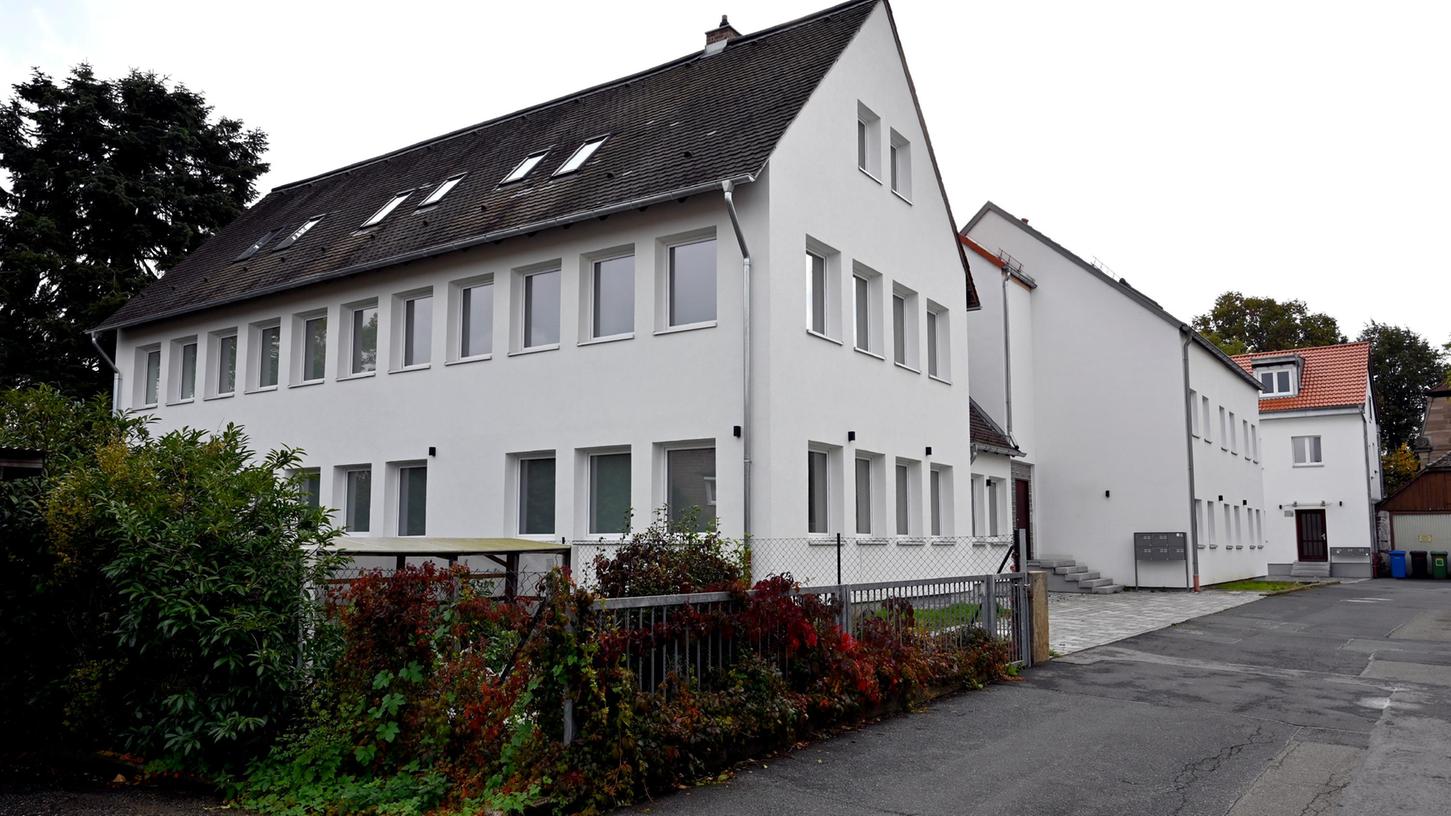 Eine Reihe afghanischer Ortskräfte, die mit ihren Familien ihrem Land den Rücken kehren mussten, finden ab Ende Oktober eine Wohnmöglichkeit in Tennenlohe. Eine Reihe afghanischer Ortskräfte, die mit ihren Familien ihrem Land den Rücken kehren mussten, finden ab Ende Oktober eine Wohnmöglichkeit in Tennenlohe.