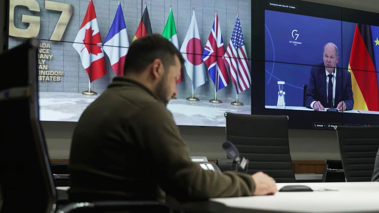 Videokonferenz der G7-Staaten und der Ukraine. Hier Wolodymyr Selenskyj (l) und Bundeskanzler Olaf Scholz.