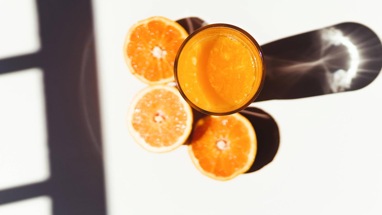 Orangen und auch ihr Saft enthalten viel Vitamin C. (Symbolbild)
