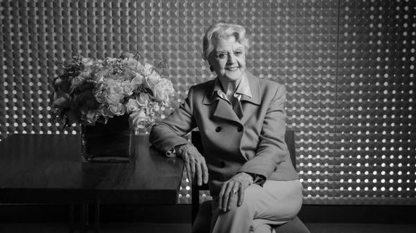 Mit über 90 drehte Angela Lansbury noch Filme. Weltberühmt war die Schauspielerin als Detektivin in der TV-Serie "Mord ist ihr Hobby". Nun ist die gebürtige Britin kurz vor ihrem 97. Geburtstag gestorben.