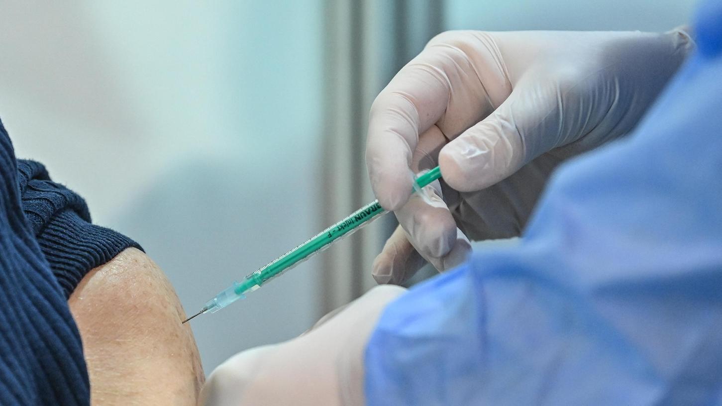 Angesichts der stark steigenden Corona-Fallzahlen empfiehlt das Gesundheitsamt Weißenburg-Gunzenhausen, den eigenen Impfstatus zu überprüfen. Angesichts der stark steigenden Corona-Fallzahlen empfiehlt das Gesundheitsamt Weißenburg-Gunzenhausen, den eigenen Impfstatus zu überprüfen.