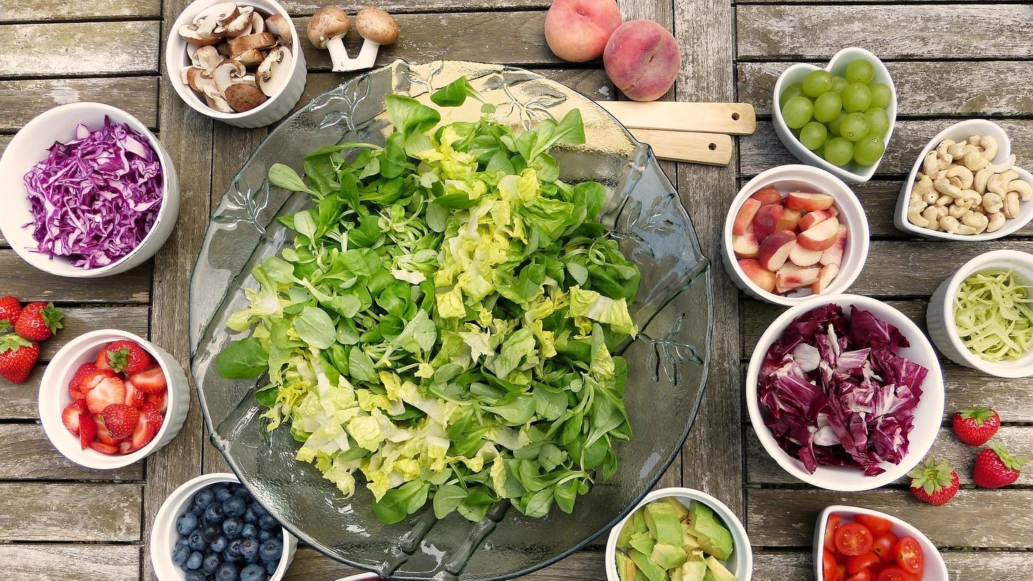 Ein Salat erhält seinen besonderen Geschmack insbesondere durch das Dressing.