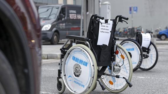 Darum blockierten mehrere Rollstühle Parkplätze in Regensburg