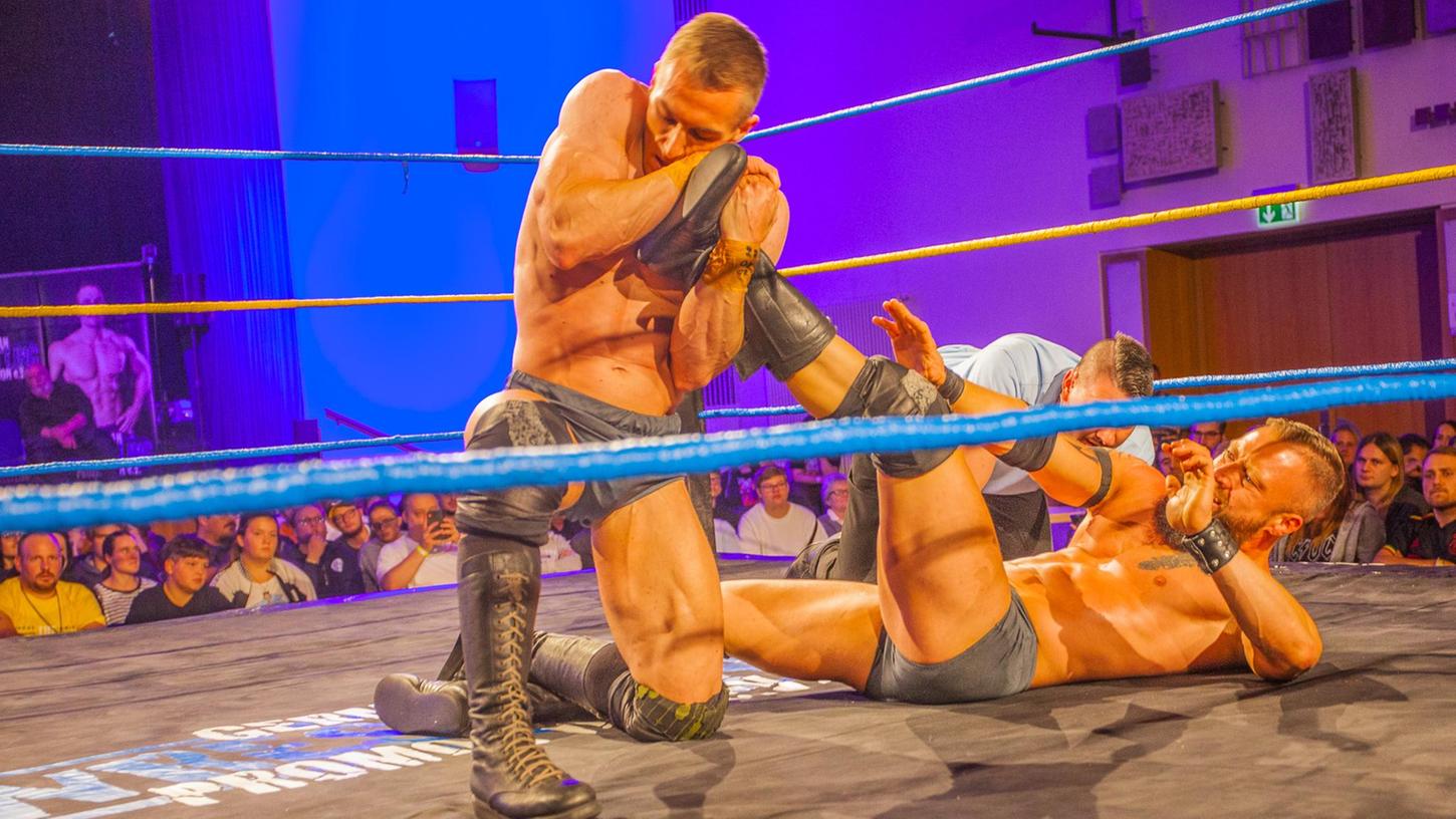 Im Ring hart, außerhalb aber herzlich: Die Wrestler boten den rund 500 Fans im Schwabacher Markgrafensaal eine beeindruckende Show. Im Ring hart, außerhalb aber herzlich: Die Wrestler boten den rund 500 Fans im Schwabacher Markgrafensaal eine beeindruckende Show.
