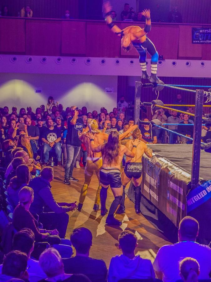 Auch regelrecht akrobatische Einlagen sind Teil der Wrestling-Show. Auch regelrecht akrobatische Einlagen sind Teil der Wrestling-Show.