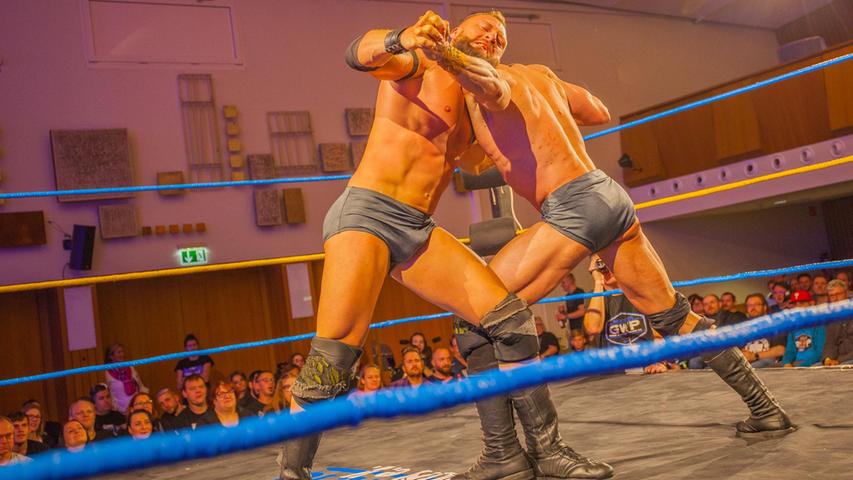 Im Ring hart, außerhalb aber herzlich: Die Wrestler boten den rund 500 Fans im Schwabacher Markgrafensaal eine beeindruckende Show. Im Ring hart, außerhalb aber herzlich: Die Wrestler boten den rund 500 Fans im Schwabacher Markgrafensaal eine beeindruckende Show.