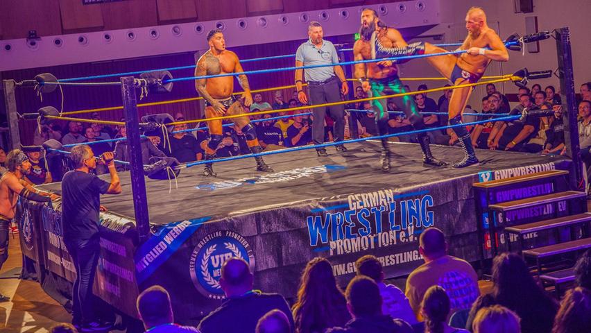 Im Ring hart, außerhalb aber herzlich: Die Wrestler boten den rund 500 Fans im Schwabacher Markgrafensaal eine beeindruckende Show. Im Ring hart, außerhalb aber herzlich: Die Wrestler boten den rund 500 Fans im Schwabacher Markgrafensaal eine beeindruckende Show.
