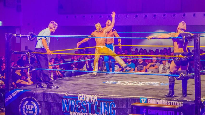 Im Ring hart, außerhalb aber herzlich: Die Wrestler boten den rund 500 Fans im Schwabacher Markgrafensaal eine beeindruckende Show. Im Ring hart, außerhalb aber herzlich: Die Wrestler boten den rund 500 Fans im Schwabacher Markgrafensaal eine beeindruckende Show.