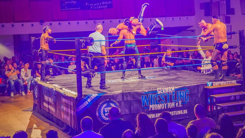 Im Ring hart, außerhalb aber herzlich: Die Wrestler boten den rund 500 Fans im Schwabacher Markgrafensaal eine beeindruckende Show.