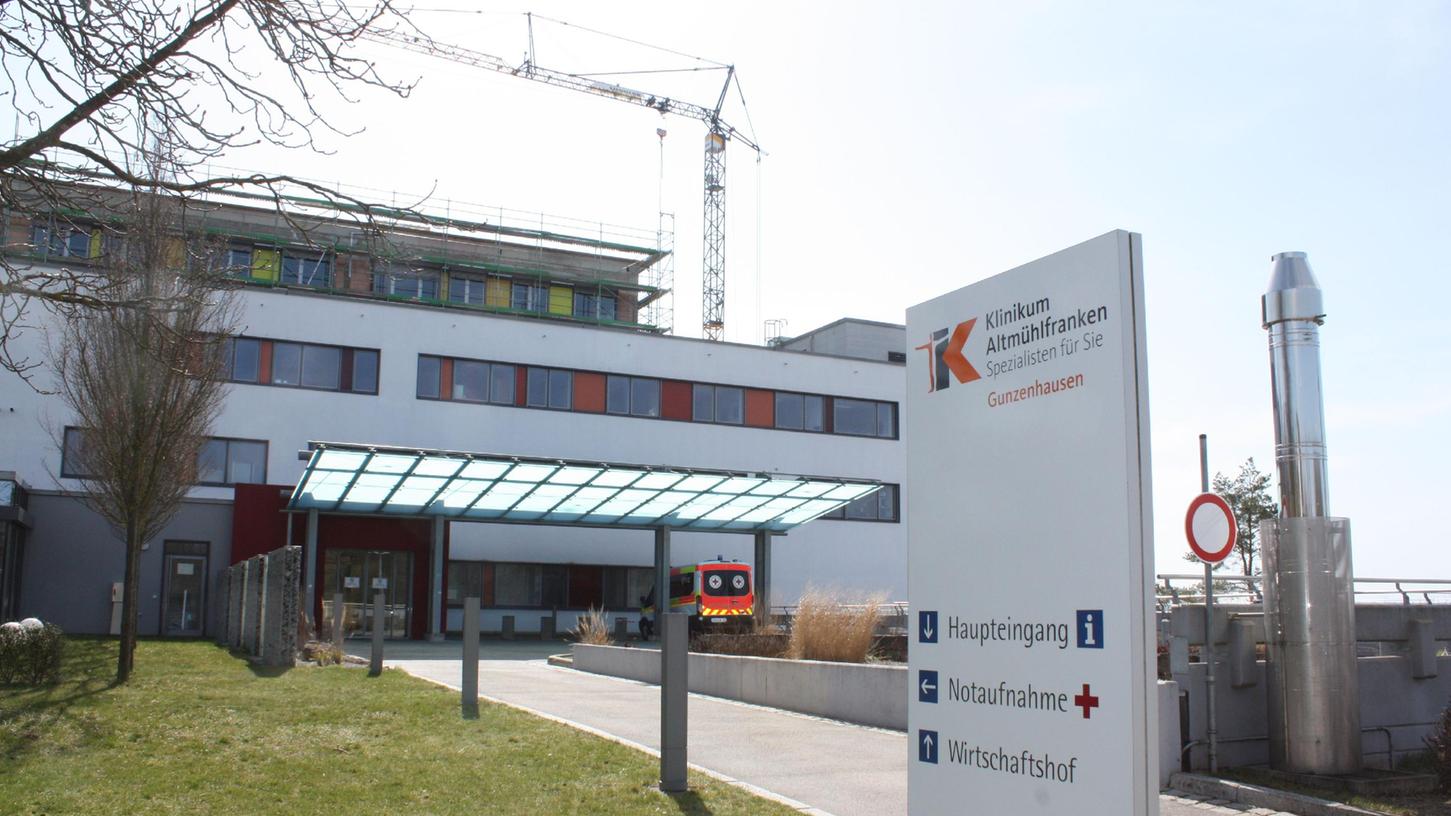Nach wie vor darf nur ein Besucher pro Tag einen Patienten im Klinikum Altmühlfranken besuchen - aber er darf länger bleiben. Nach wie vor darf nur ein Besucher pro Tag einen Patienten im Klinikum Altmühlfranken besuchen - aber er darf länger bleiben.