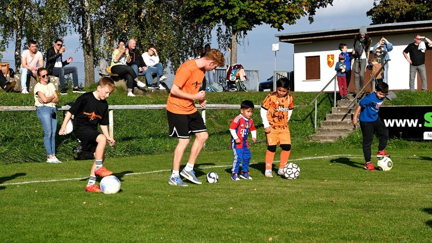 Fußball-Tricks zum Nachmachen: Jannikfreestyle zu Gast beim TSV Sack