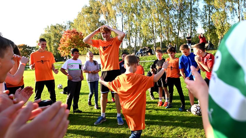 Fußball-Tricks zum Nachmachen: Jannikfreestyle zu Gast beim TSV Sack