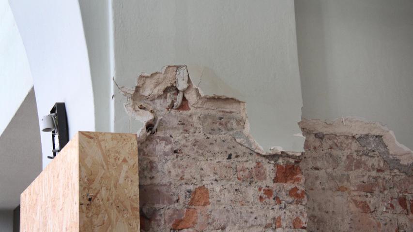Um die historische Substanz während der Bauarbeiten zu schützen, wurden die Wände zum Teil mit Platten verkleidet.