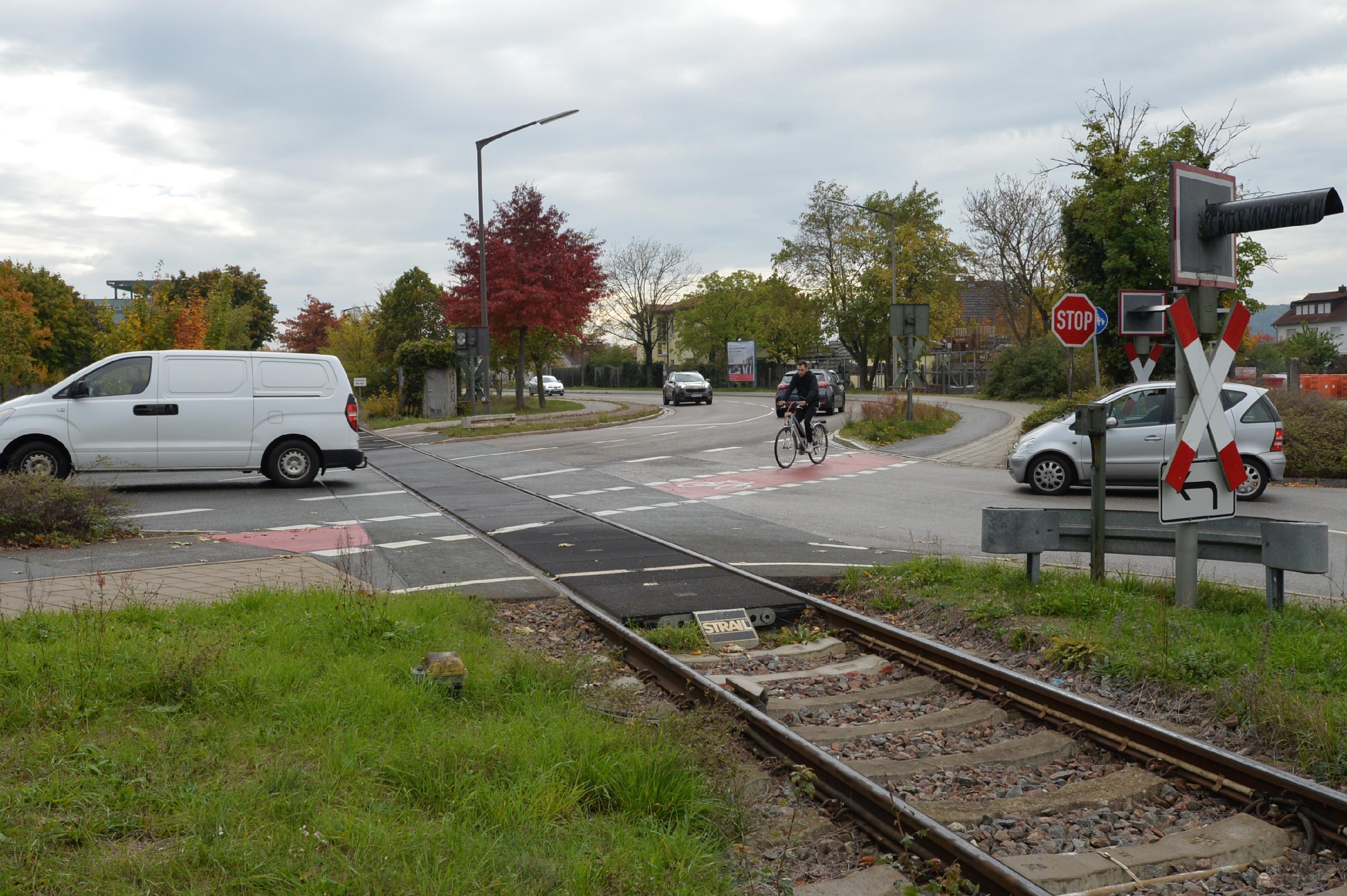 Bahnübergang Neumarkt Eisenbahnbrücke Richtung Hasenheide bei Firma Dehn
