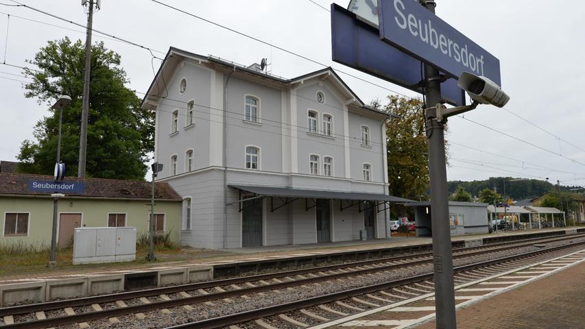Der Bau der Eisenbahn von Nürnberg nach Regensburg brachte Leben nach Seubersdorf. 1873 wurde das dreigeschossige Bahnhofsgebäude errichtet.