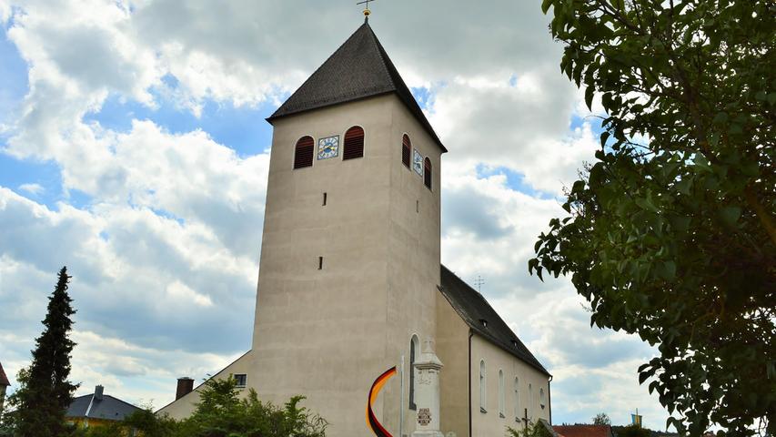 Die katholische Pfarrkirche "Mariä Aufnahme" in Daßwang wurde um 1935  erbaut. Ursprünglich sollte der gotische Turm erhalten bleiben, stürzte jedoch während der Bauarbeiten ein. 