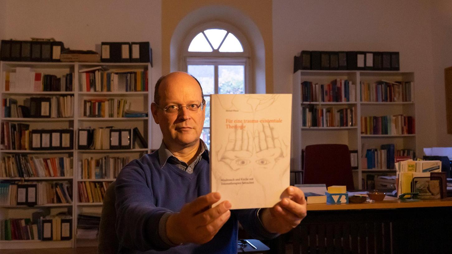 Herzogenaurachs katholischer Stadtpfarrer Michael Pflaum bietet für die Zeit nach dem Aschermittwoch Exerzitien und Sonderveranstaltungen an. Herzogenaurachs katholischer Stadtpfarrer Michael Pflaum bietet für die Zeit nach dem Aschermittwoch Exerzitien und Sonderveranstaltungen an.