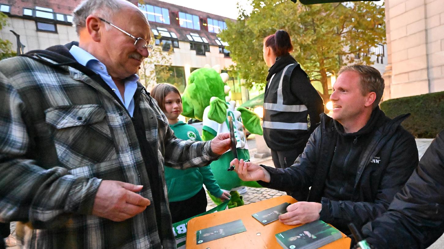 Zuspruch auf der Kärwa: Fürths Trainer Marc Schneider (rechts) genoss die Autogrammstunde in dieser Woche sichtlich.