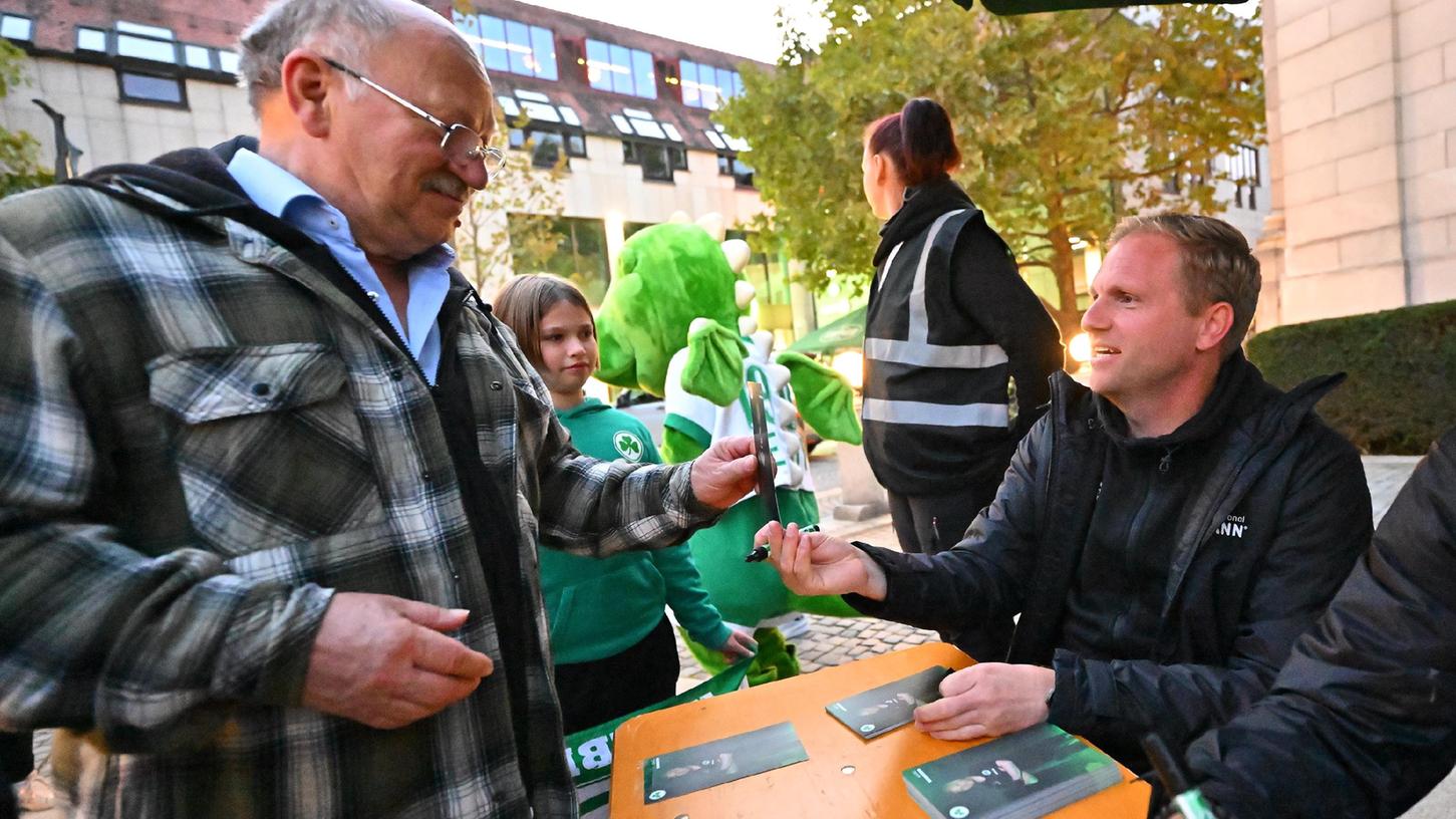 Zuspruch auf der Kärwa: Fürths Trainer Marc Schneider (rechts) genoss die Autogrammstunde in dieser Woche sichtlich. Zuspruch auf der Kärwa: Fürths Trainer Marc Schneider (rechts) genoss die Autogrammstunde in dieser Woche sichtlich.
