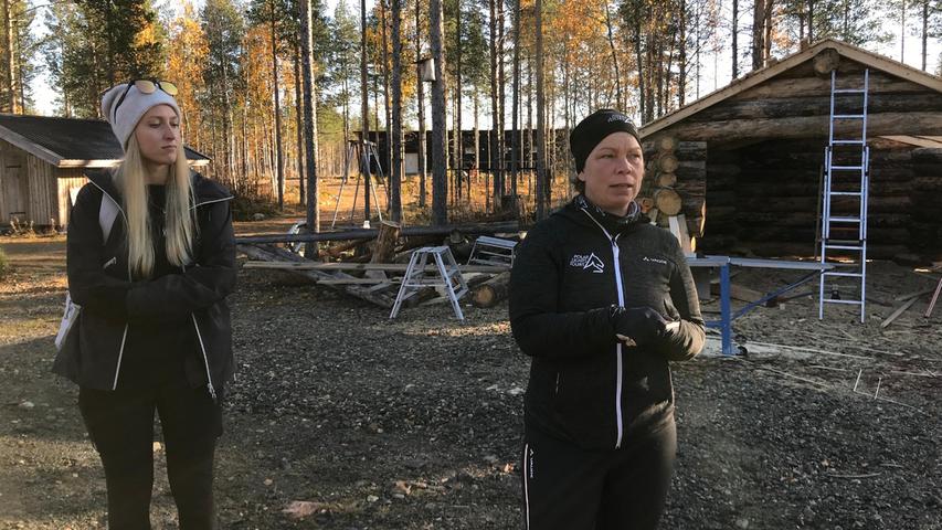 Päivi Hiokka (rechts), die Besitzerin einer Husky- und-Pferde-Farm bei Levi, erzählt von ihren Tieren und dem entspannten Leben in Lappland. Die spannende Reisereportage zu dieser Bildergalerie finden Sie hier.