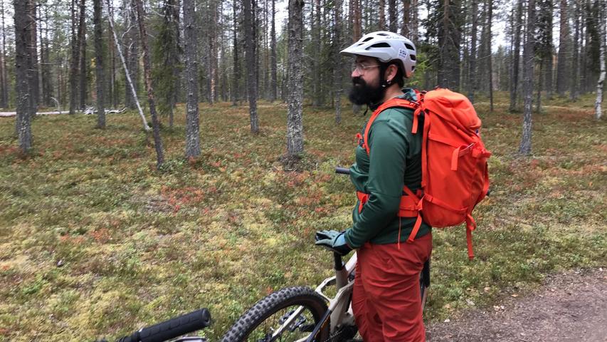 Gemeinsam mit Guide Sebastián kann man die Taiga-Gegend um Ylläs auf dem E-Mountainbike erkunden.
