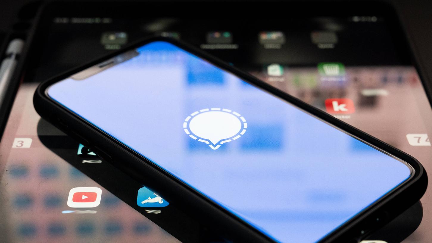 Bald getrennt: In der Signal-App finden sich künftig nur noch die verschlüsselten Messenger-Nachrichten. Die unverschlüsselten SMS muss eine andere App übernehmen. Bald getrennt: In der Signal-App finden sich künftig nur noch die verschlüsselten Messenger-Nachrichten. Die unverschlüsselten SMS muss eine andere App übernehmen.