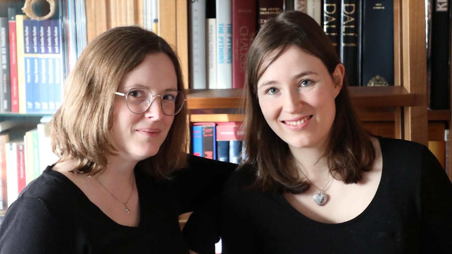 Schon in der Schule haben Anja Stapor (rechts) und Melissa Hill davon geträumt, gemeinsam ein Buch zu schreiben. Nun stellen sie ihren Thriller "Lupus Noctis" im Lutherhaus vor.
