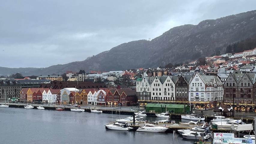 Bergen wurde von König Olav Kyrre im Jahr 1070 gegründet. Die Stadt liegt am Meer und im Winter schneit es dort nur selten. Links im Bild sind die alten Hanse-Häuser zu sehen. Die spannende Reportage zu dieser Bildergalerie lesen Sie hier.