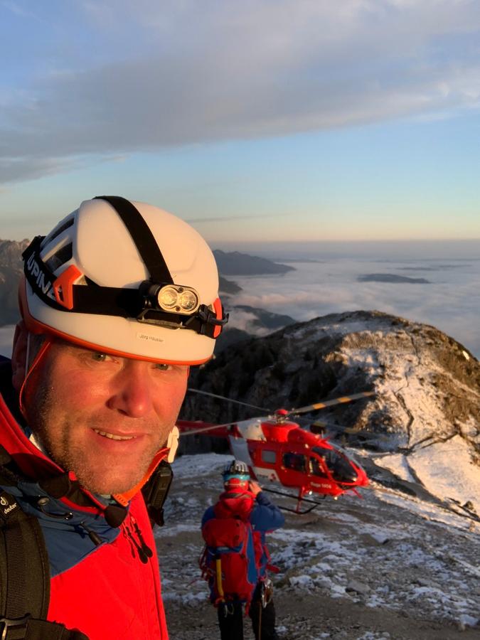 Anderen helfen, das ist die Leidenschaft von Jörg Häusler - wie hier bei einer Rettungsaktion am Säuling.  