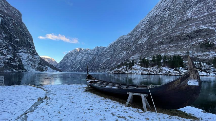 Eine gut zweistündige Zugfahrt entfernt von Bergen ist der Ort Gudvangen. Von hier aus können Touristen ein Schiff besteigen und den Fjord entlangschippern. Warm anziehen sollte man sich allerdings, wenn man nach Gudvangen fährt. Im Winter herrschen Temperaturen unter Null Grad. 