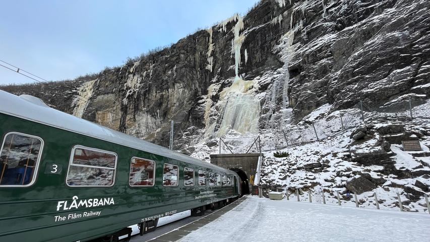 Zurück nach Bergen geht es mit der Flåmbahn, einem Zug, der durch die schönsten norwegischen Landschaften fährt. 