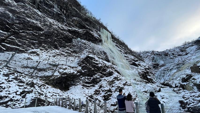  Der Zug hält für einen kurzen Fotostopp am Wasserfall Kjosfossen, der im Winter zugefroren ist. Die spannende Reportage zu dieser Bildergalerie lesen Sie hier.
